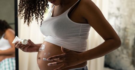 Nigeryjska blogerka pokazała zdjęcia, na których pozuje w ciąży. Nie wstydzi się rozstępów