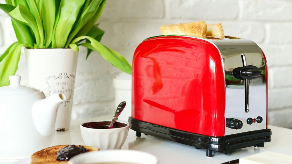 Solidne opiekacze mają obudowę z metalu albo tworzywa dobrej jakości, dopasowane części i nieprzywierającą powłokę w nienagannym stanie, bez rys i odprysków.