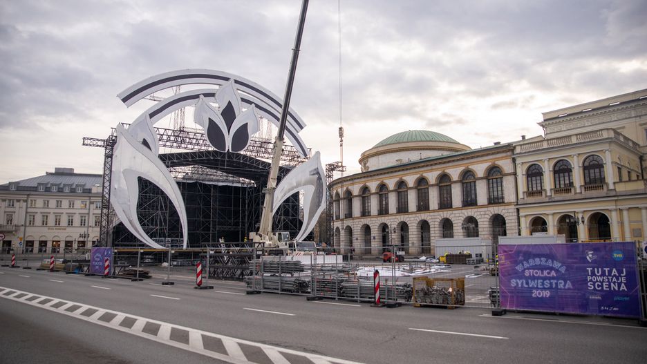Sylwester 2019 w Warszawie. Trwa budowa sceny na Placu Bankowym. Kto wystąpi? Będą fajerwerki? 