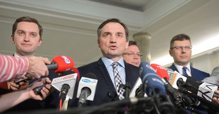 Sondaż. Konstytucja ponad prawem unijnym. Tak uważa większość Polaków