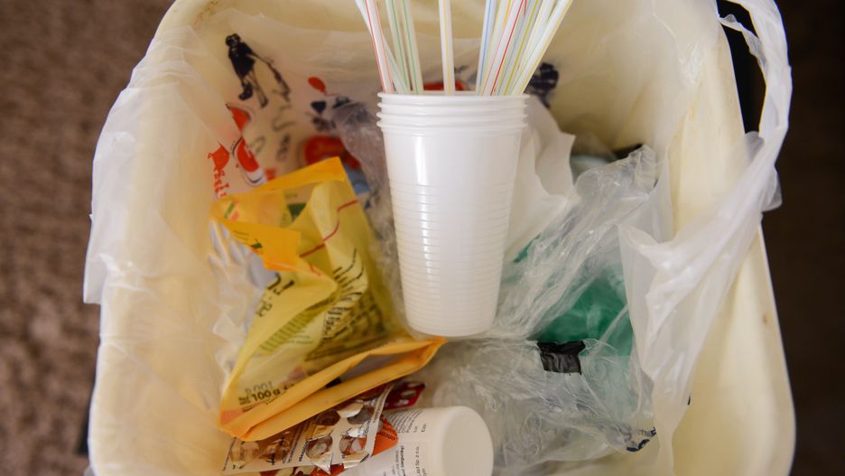 Warszawa chce zakazać sprzedaży i używania jednorazowych opakowań z plastiku [zdj. ilustracyjne]