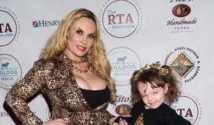 Coco i Chanel tworzą zgrany duet. 3-latka naśladuje "silikonową mamusię"