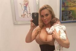 Coco Austin wypina biust z niemowlakiem na rękach. Przesadza?