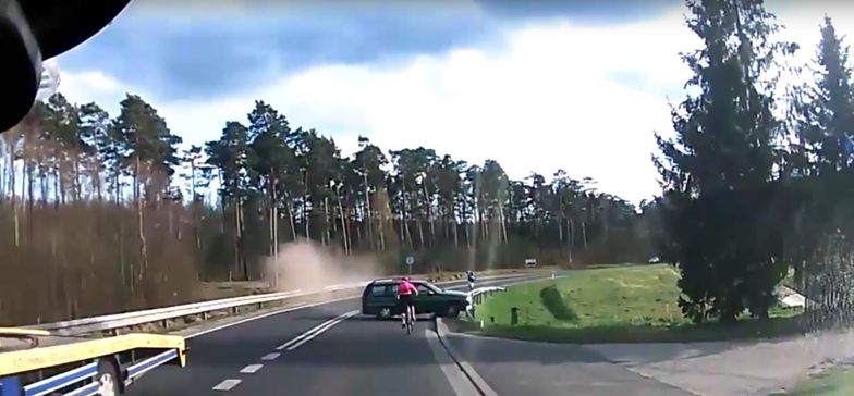 Kierujący autem Rosjanin stracił panowanie nad pojazdem i potrącił rowerzystkę