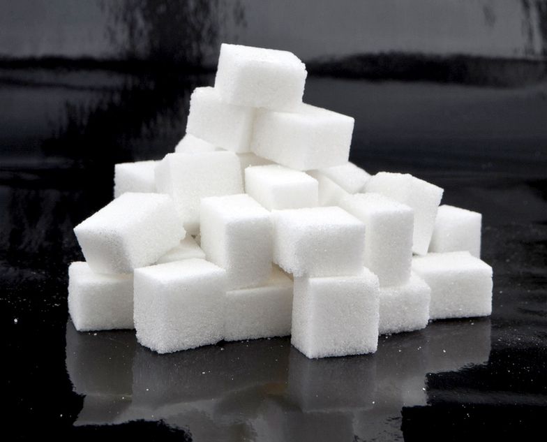 Za produkty z cukrem Polacy mają zapłacić więcej, co ma zniechęcić nas do ich zakupienia.