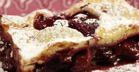 Serduszkowe ciasto z truskawkami i czekoladą
