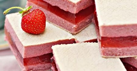 Ciasto z kaszy jaglanej z truskawkami i galaretką