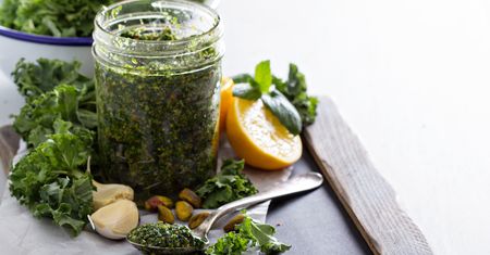 Z bazylii to już nuda! Poznaj przepisy na nietypowe pesto