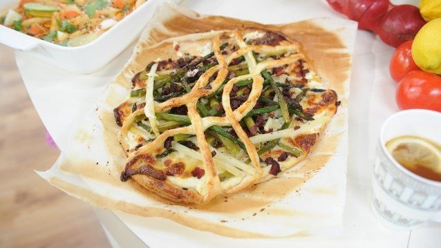 Ciasto francuskie ze szparagami bundzem i wędzony boczkiem