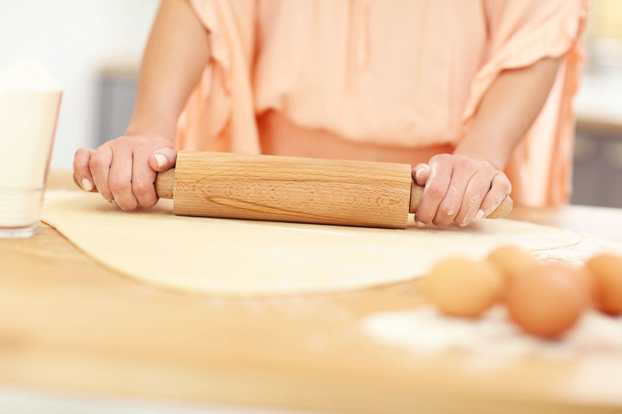 Przepis na ciasto na pierogi z dwóch składników. To wegański i tani sposób na idealną konsystencję