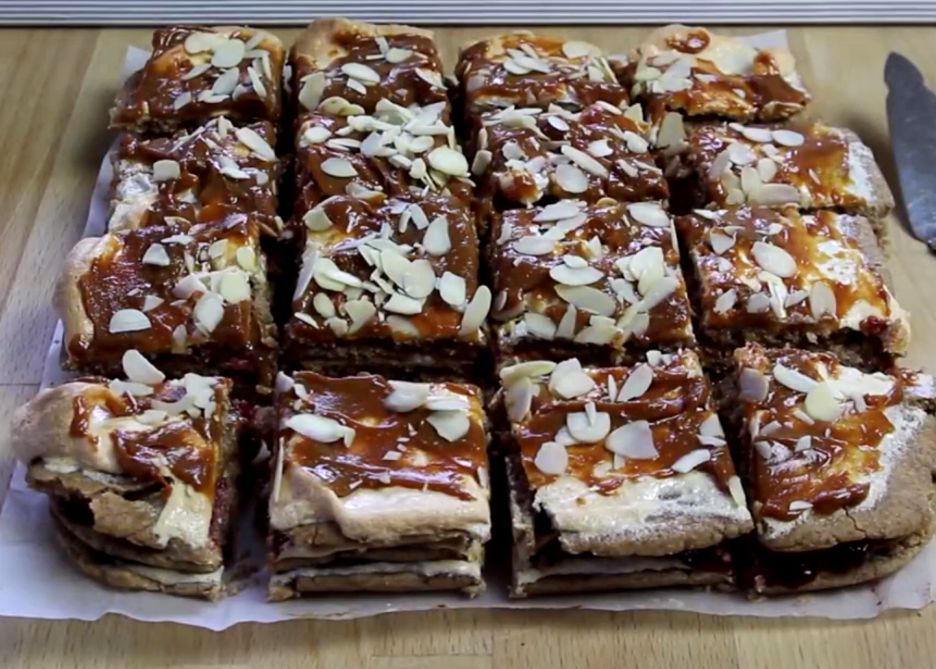 Ciasto z bezą, kajmakiem i dżemem porzeczkowym