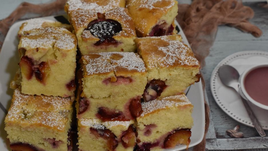 Przepis na puszyste ciasto budyniowe ze śliwkami. Zniknie do ostatniego okruszka