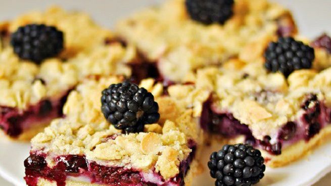 Kruche ciasto z kremem serowym, owocami i kruszonką