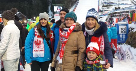 "Media zrobiły z niego świętego. Na pewno chciałby trochę pogrzeszyć". Siostry Kamila Stocha opowiadają o wspólnym dzieciństwie