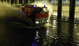 Ambulans z rodzącą utknął na zalanej ulicy. Policjanci nieśli kobietę na rękach