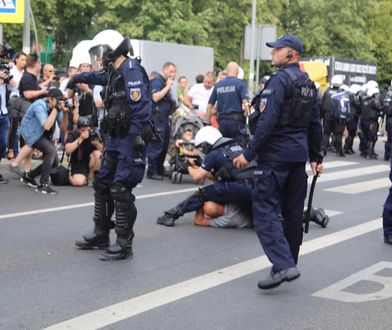 Białystok. Kordony policji i petardy. Niespokojnie na Marszu Równości