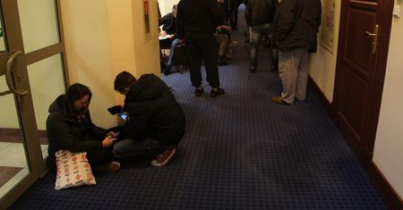 Dantejskie sceny w podlaskim urzędzie. Cudzoziemcy śpią w namiotach, pilnują kolejki