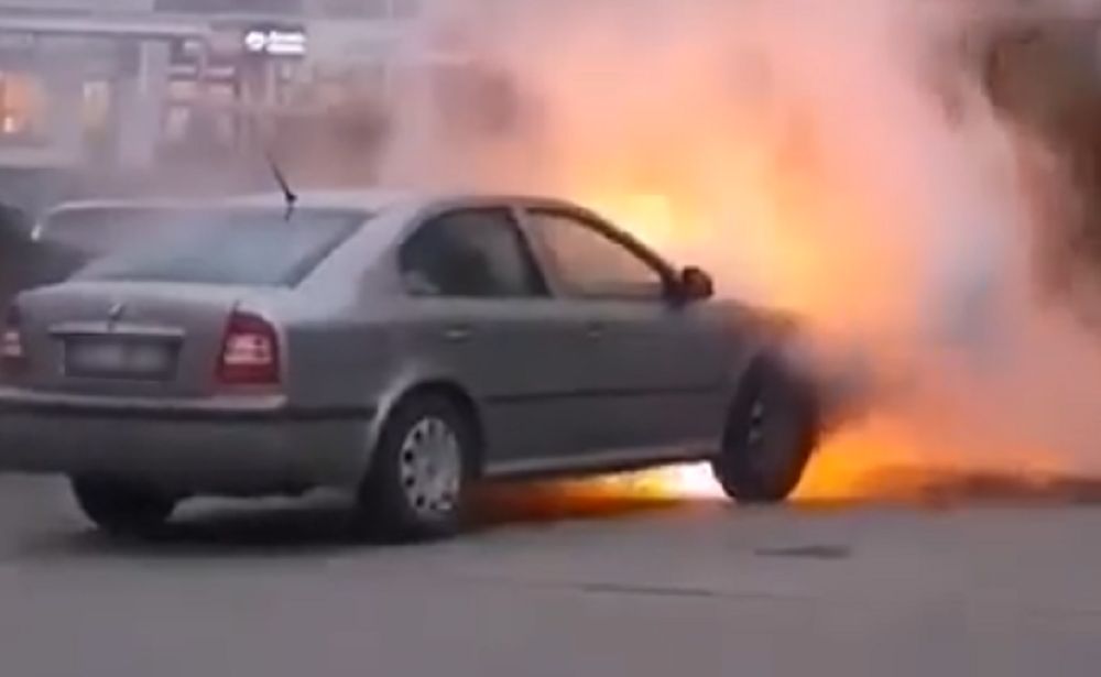 Białystok. Auto w płomieniach i błyskawiczna akcja strażaków [WIDEO]