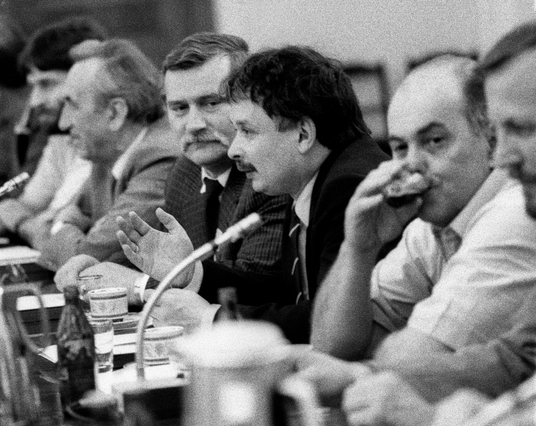 Komisja Porozumiewawcza Okrągłego Stołu. Na zdjęciu (od lewej): Władysław Frasyniuk, Tadeusz Mazowiecki, Lech Walesa, Lech Kaczyński i Jacek Kuroń. 