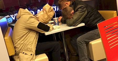 Prawdziwych przyjaciół poznaje się w biedzie
