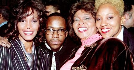 Kolejne ciemne strony życia Whitney Houston ujawnione. Kochanka czy przyjaciółka? Kim była dla diwy Robyn Crawford?