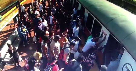 Pasażerowie podnoszą pociąg, żeby uratować kobietę w Bostonie