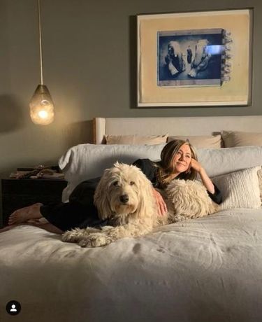 Jennifer Aniston na łóżku. Zdjęcie z Instagrama