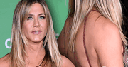 Jennifer Aniston odsłoniła sporo ciała na świątecznej imprezie! A suknia? Jest na bogato!