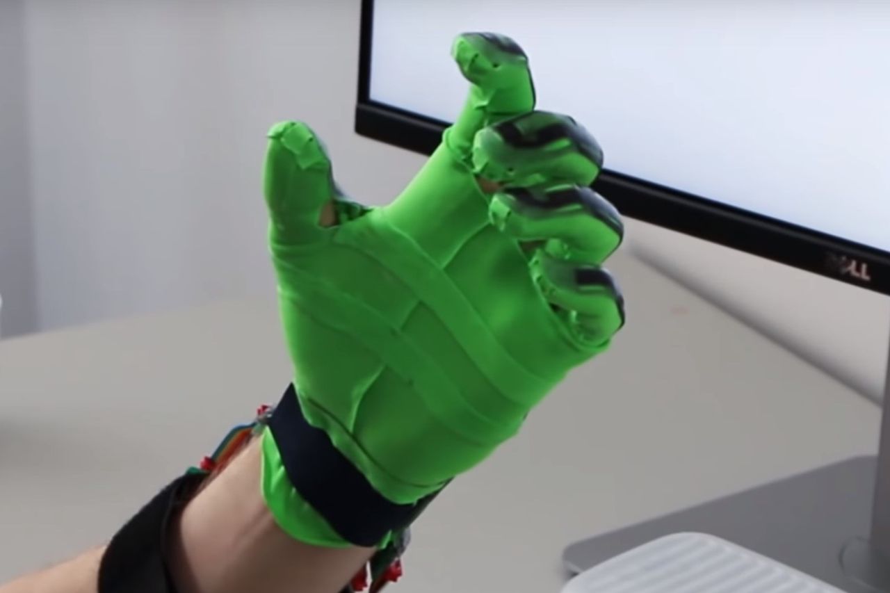 Ta rękawiczka może zrewolucjonizować rynek komputerów i smartfonów. Zobacz wideo