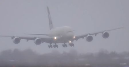 Sztorm Dennis. Niebezpieczne lądowanie na lotnisku Heathrow