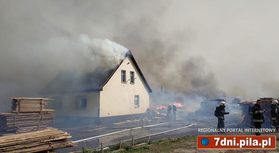 Ogromny pożar tartaku. Zagrożone domy jednorodzinne