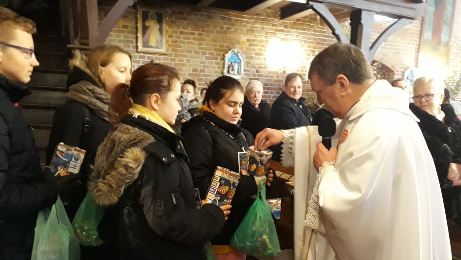 Ks. Kazimierz Klaban przekazuje tacę na WOŚP