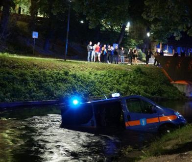 Olsztyn. Auto straży miejskiej wpadło do rzeki