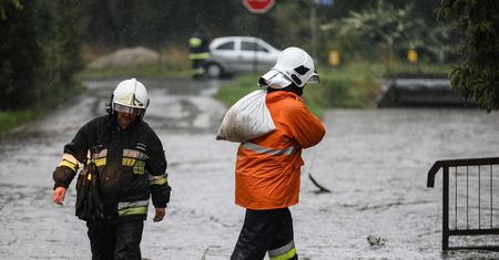 Intensywny deszcz i burze na południu Polski. Groźba kolejnych podtopień i alarmów powodziowych