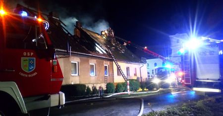 Pożar domu w Biskupicach. Ranny strażak