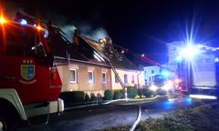 Pożar domu w Biskupicach. Ranny strażak