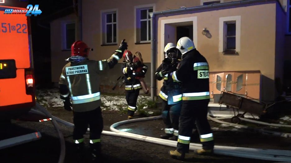 Kamienna Góra. Strażacy wynosili z kamienicy dzieci