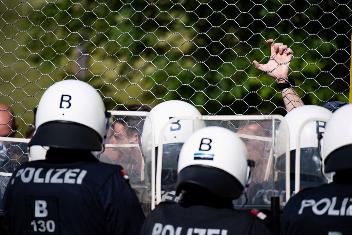 Austria: Policjanci i żołnierze ćwiczą odpieranie uchodźców