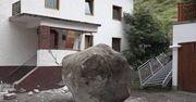 20-tonowy głaz stoczył się z góry i wbił w dom. O krok od tragedii w Austrii
