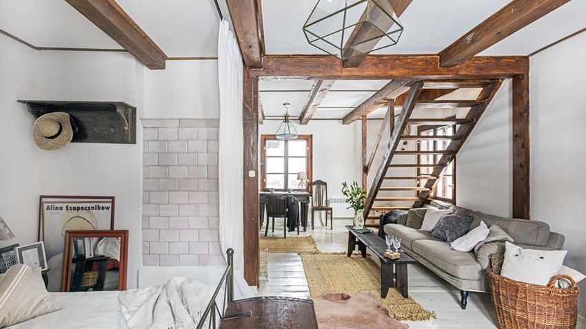 Strop drewniany waży niewiele i jest efektowny, ale przeciwnicy rozwiązania wytykają jego nietrwałość i niepraktyczność.