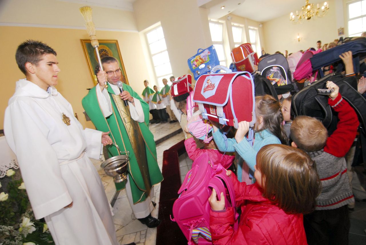 Poświęcenie plecaków i zajęcia odwołane przez mszę. Gęstnieje atmosfera wokół religii w szkołach