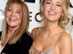 Blake Lively z mamą na pokazie Michaela Korsa