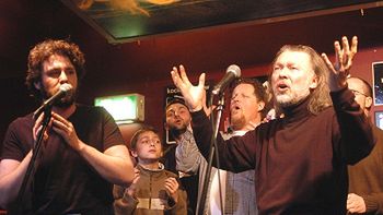 Marek Bałata podczas śpiewu Kantorów na próbie