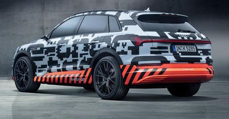 Jeszcze w kamuflażu, a już znamy cenę. Elektryczne Audi tańsze od Tesli