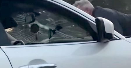 Trzymał się maski pędzącego auta i wzywał pomoc. Nagranie z USA