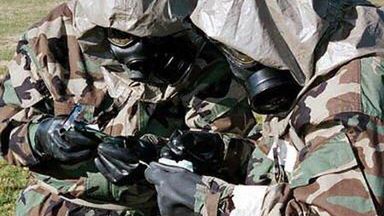 Amerykańscy żołnierze w przeciwchemicznych kombinezonach