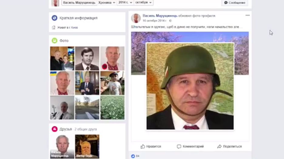 Bloger pokazał też zdjęcie dyplomaty w hełmie Wehrmachtu