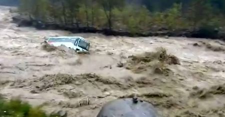Indie. Rwący potok porwał autokar. Żywioł rzucał nim jak zabawką
