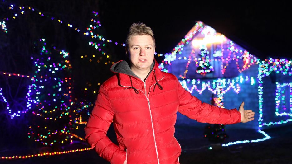Kamil Suski pozujący przed swoim domem w Przybówce w 2018 roku. Zdjęcie zrobiła jego dziewczyna