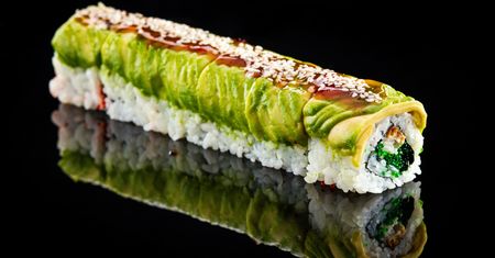 Sushi pod ostrzałem. Może zawierać niebezpieczne składniki i mieć więcej kalorii niż Big Mac